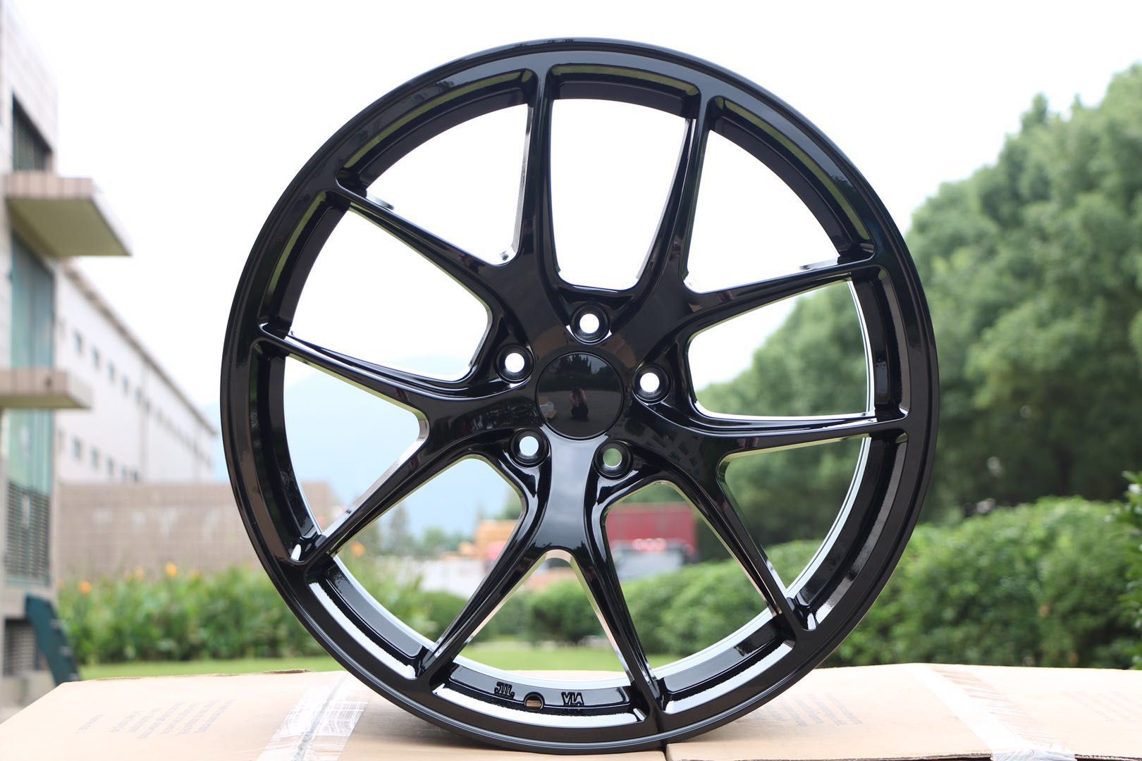 4 WHEELS RIMS /W005 Gloss Black 18x8.0 ET35 5x114.3 CB73.1