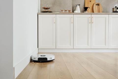 Der Staubsauger von Roborock (S7 Pro Ultra) reinigt automatisch den Abfall auf dem Holzboden