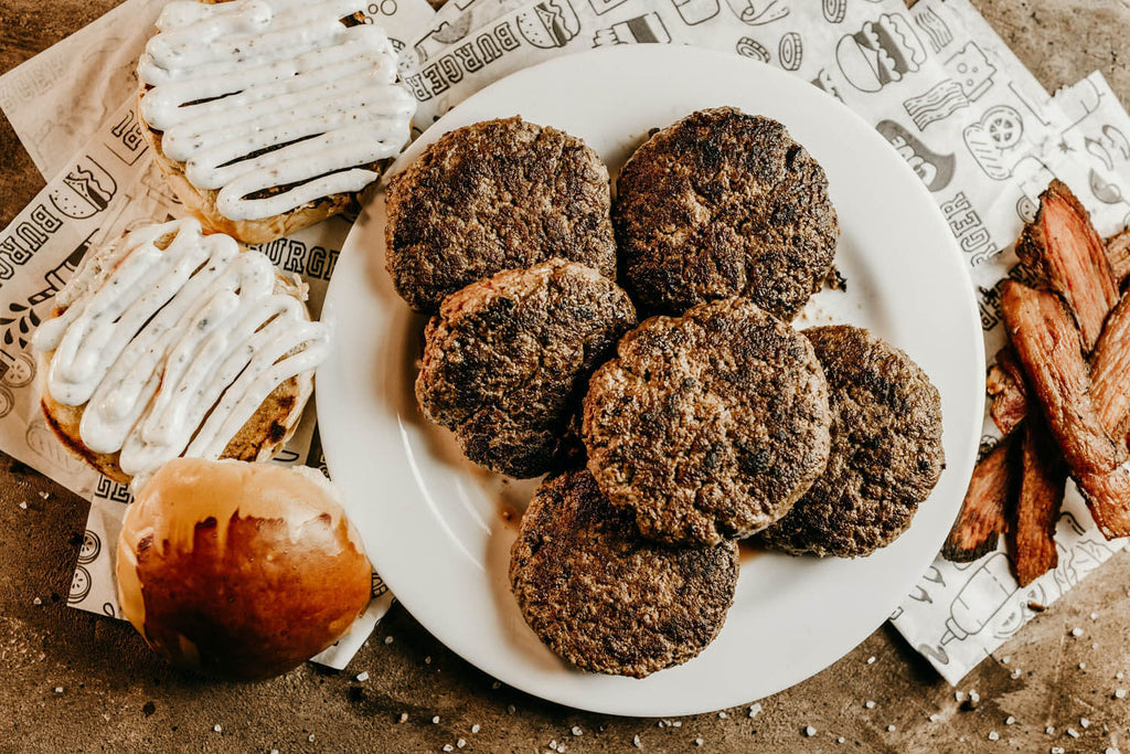 Hamburguesas y bollos en la mesa