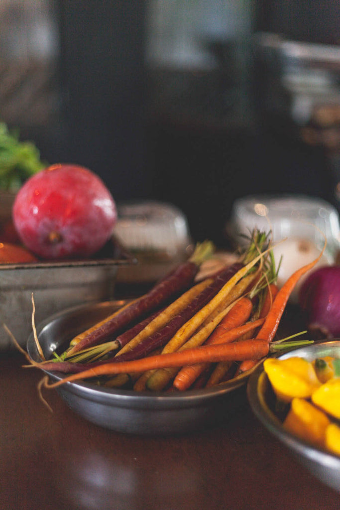 Comida vegetariana en mesa de madera