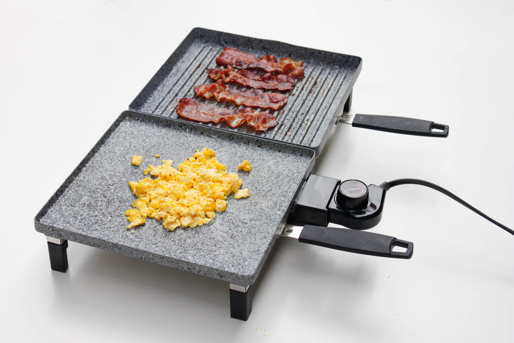 Huevo frito en una plancha eléctrica Atgrills y tocino asado en una plancha eléctrica Atgrills