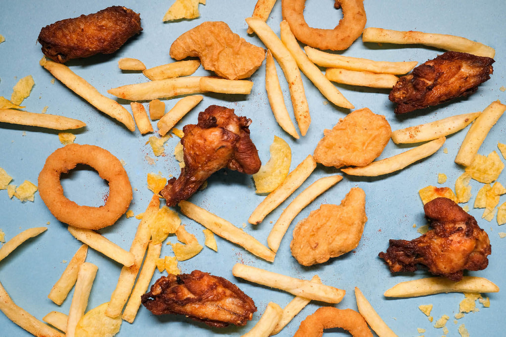 Patatas fritas con alitas de pollo