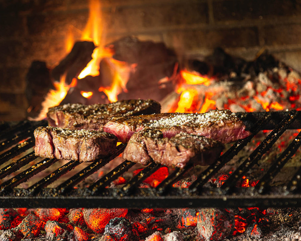 Viande grillée sur barbecue au charbon de bois