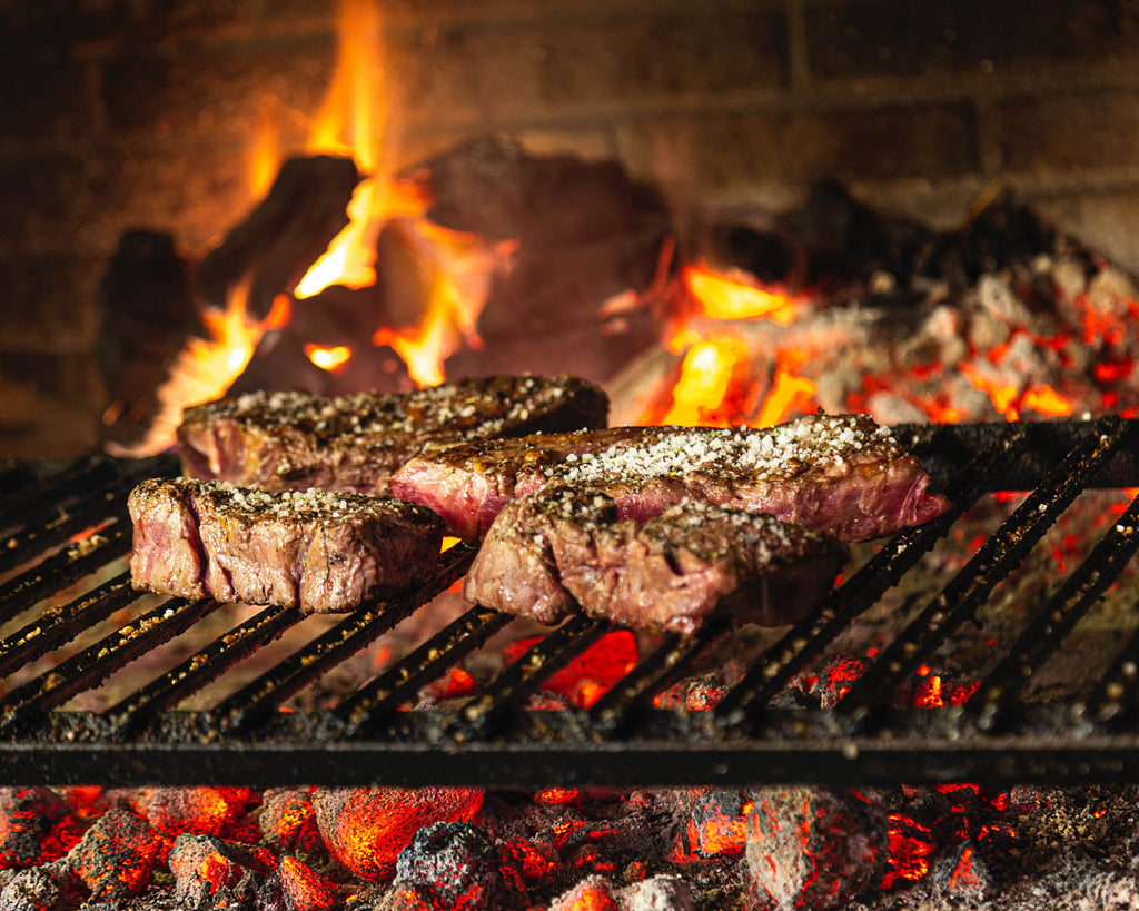 Carne a la brasa en parrilla de carbón