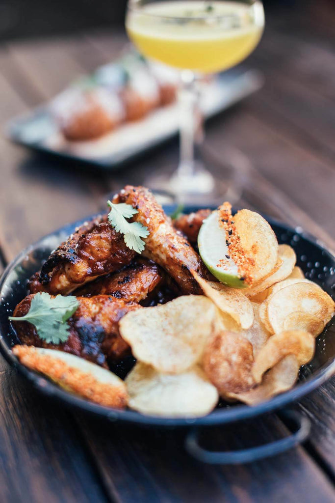 Pollo a la parrilla con patatas fritas en un plato