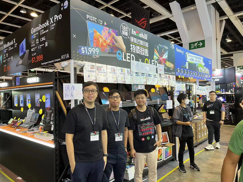 Intehillブースの前でHinとDerekと一緒に写真を撮る