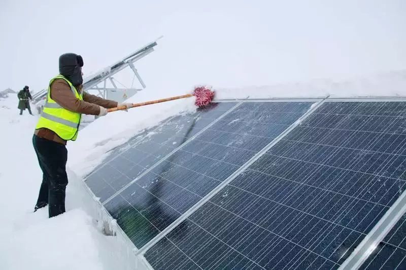 Remove heavy snow from your panels