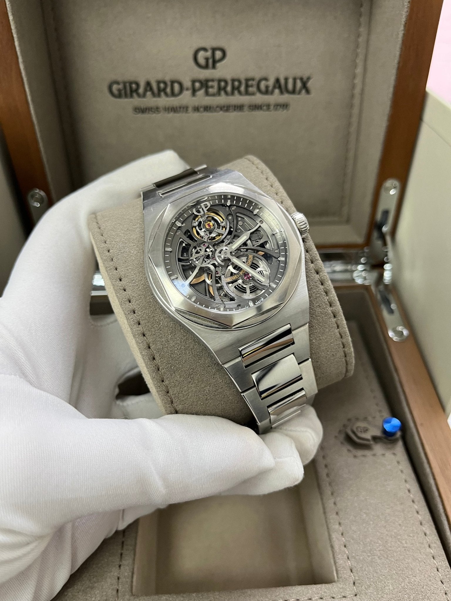 Girard Perregaux Laureato Skeleton 81015-11-001-11A