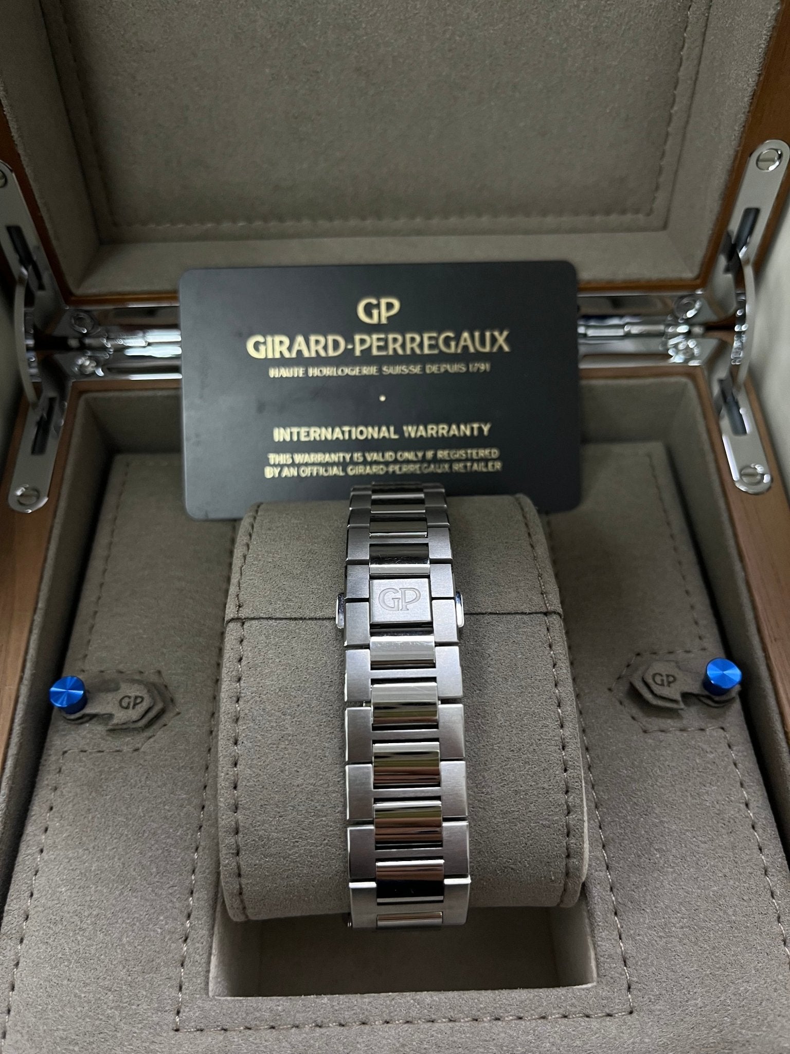 Girard Perregaux Laureato Skeleton 81015-11-001-11A