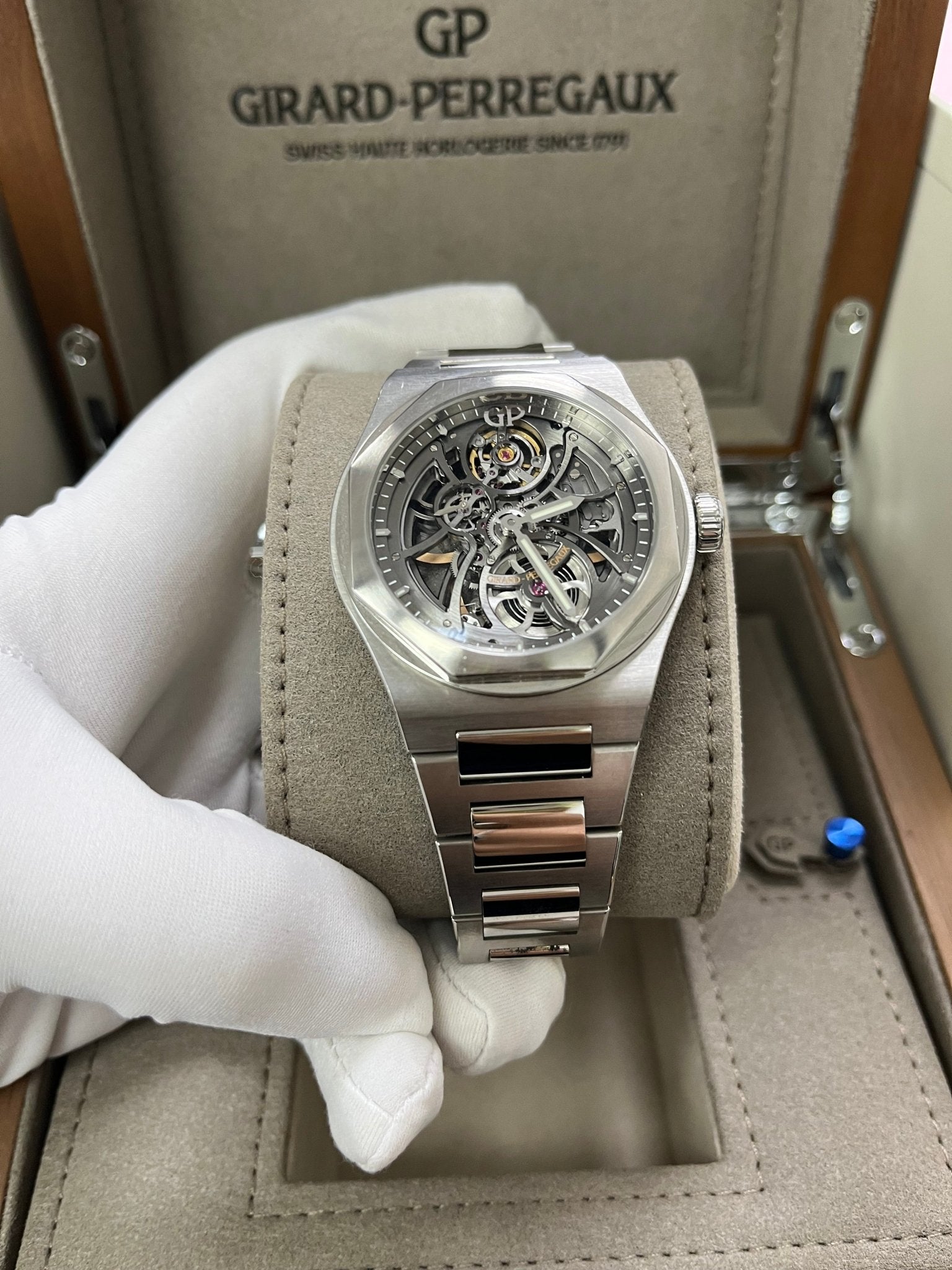 Girard Perregaux Laureato Skeleton 81015-11-001-11A