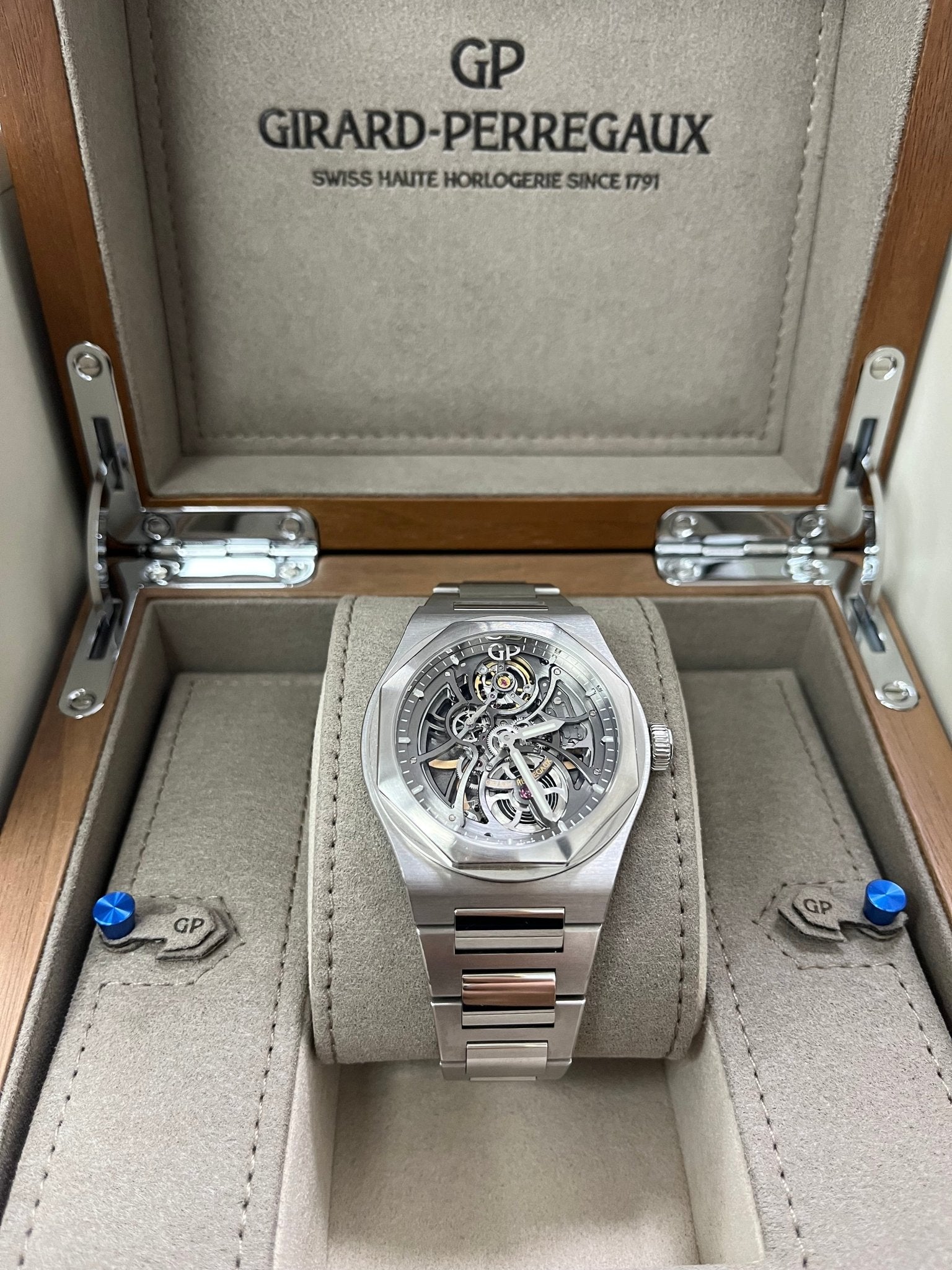 Girard Perregaux Laureato Skeleton 81015-11-001-11A