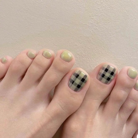 simple plaid toe nail art 2022