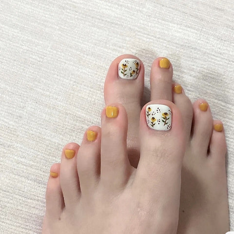 Diseño de uñas de los pies con tendencia floral 2022