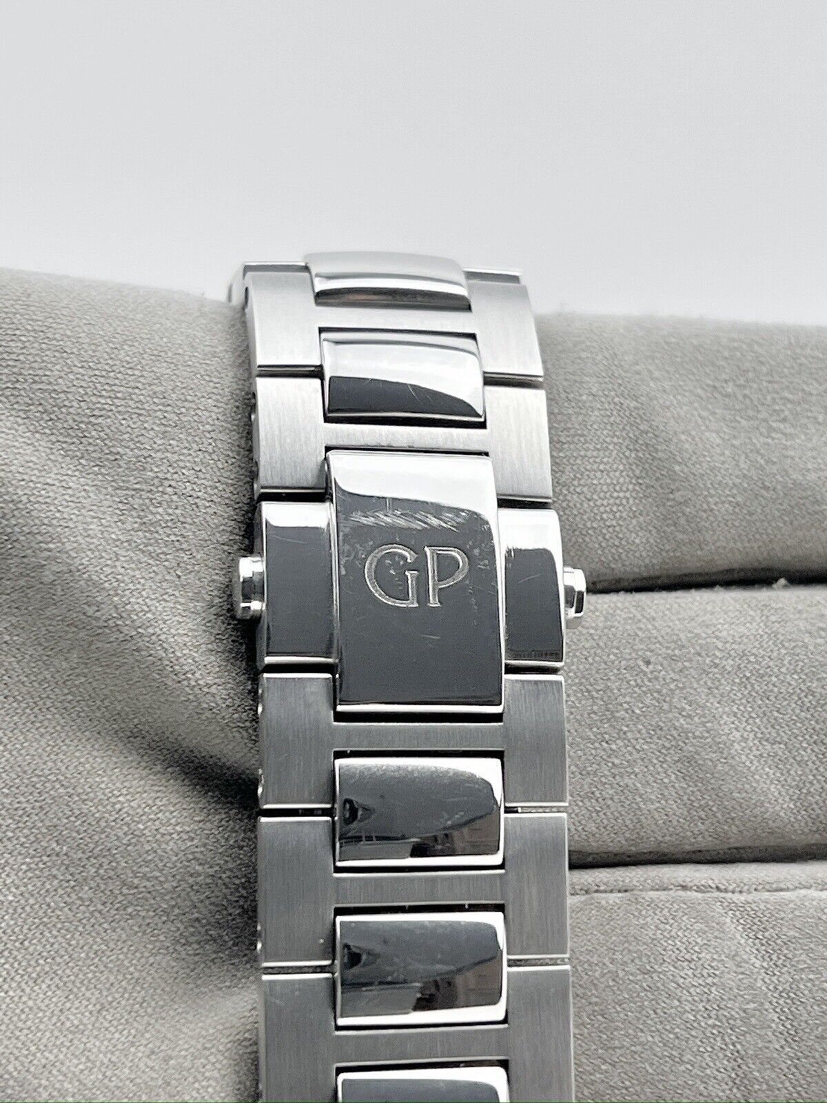 Girard-Perregaux Laureato EVO3 Automatic 44mm 80180-1-11-1111 Box & Papers