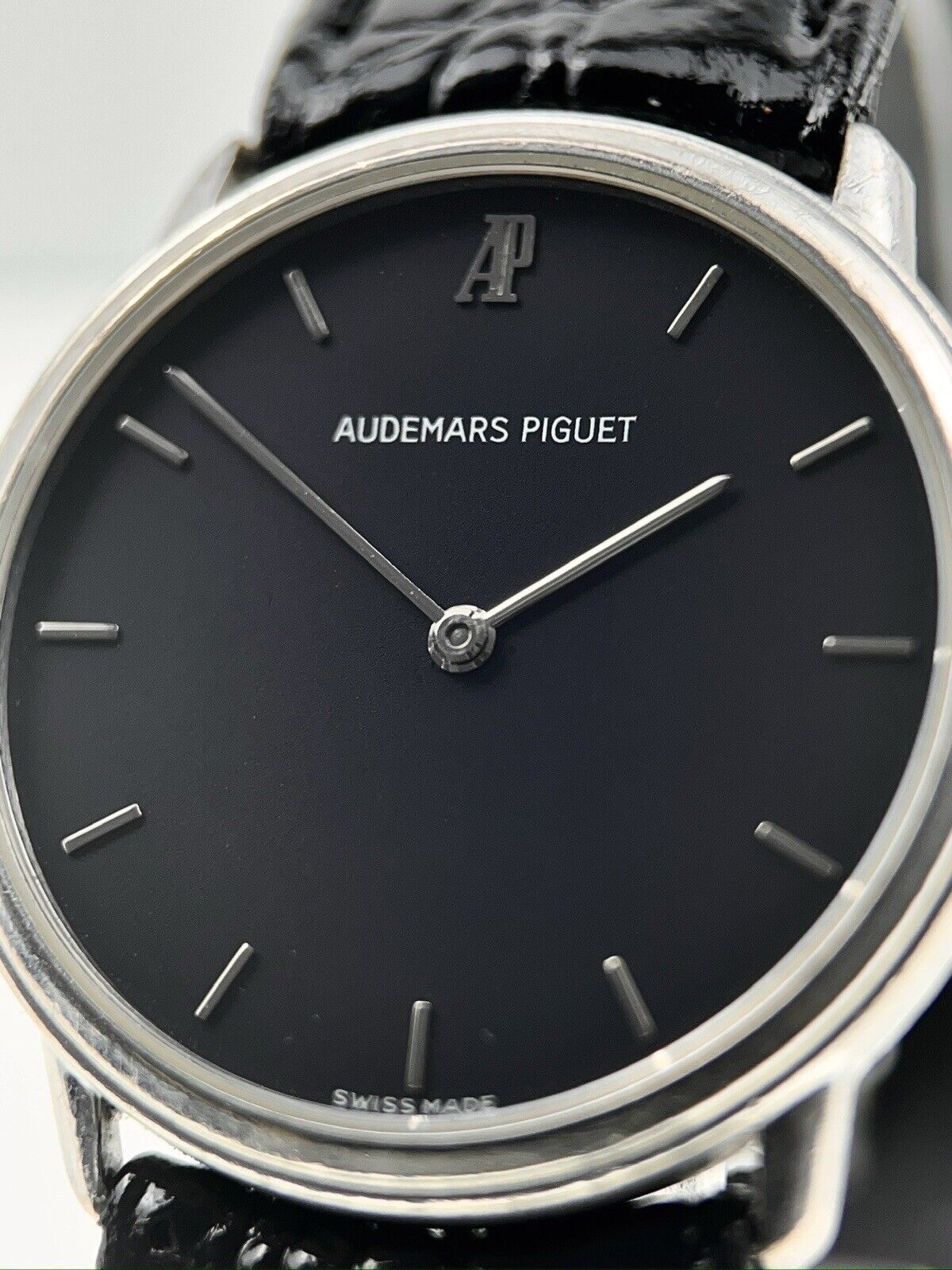 Audemars Piguet Extra Flat 18k White Gold Black 31mm Quartz Unisex Watch