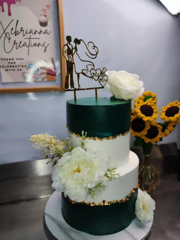 Trendy Cake Colors: Emerald Green, Gold, and White