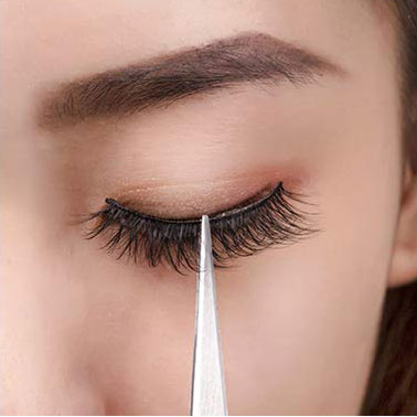 eye close up photo lashes