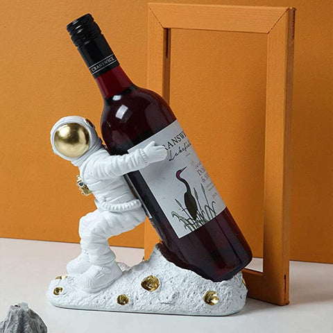 Detail des goldenen Astronauten-Weinflaschenhalters