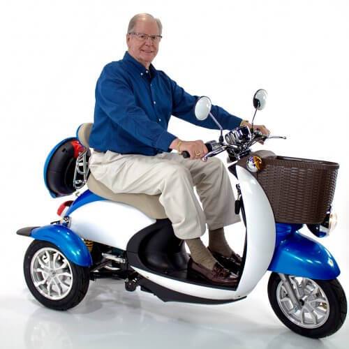https://cdn.shopifycdn.net/s/files/1/0273/7691/0433/products/ewheels-ew-11-48v-20ah-500w-3-wheel-mobility-scooter-29544353562821.jpg?v=1628398178