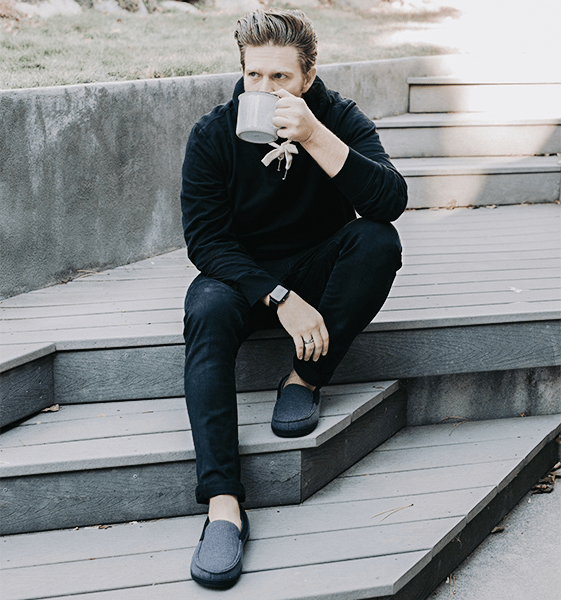 The model wears slipper in the yard