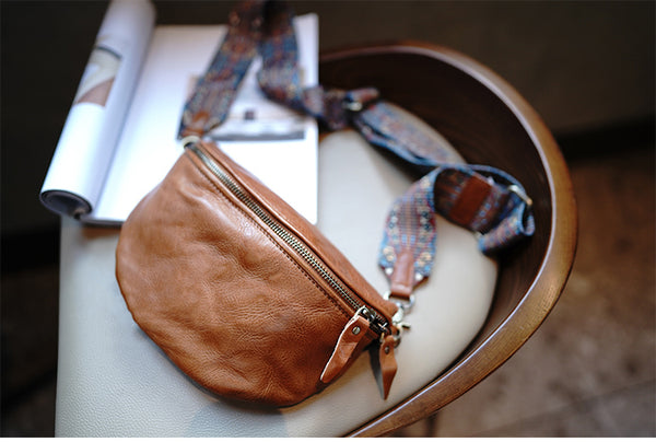 Taiwan Lee Kee Leather Goods Lee Kee original handmade leather washed wrinkled folk wide shoulder strap half yen saddle bag No. M1906 first layer cowhide bag leather original handmade leather leather goods