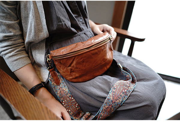 Taiwan Lee Kee Leather Goods Lee Kee original handmade leather washed wrinkled folk wide shoulder strap half yen saddle bag No. M1906 first layer cowhide bag leather original handmade leather leather goods