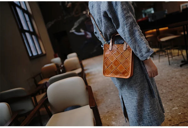 Taiwan Lee Kee Leather Goods Lee Kee original handmade leather geometric nasa square shoulder bag M5502 first layer cowhide bag leather original handmade leather leather goods