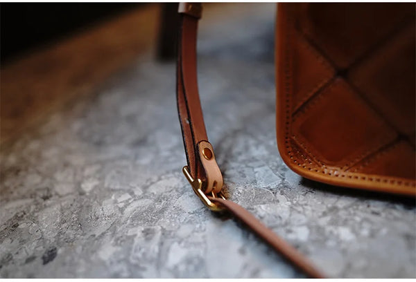 Taiwan Lee Kee Leather Goods Lee Kee original handmade leather geometric nasa square shoulder bag M5502 first layer cowhide bag leather original handmade leather leather goods