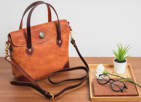 Taiwan Lee Kee Leather Goods Lee Kee original handmade leather high quality hand rubbed vegetable tanned leather crossbody bag No. 17802 original handmade leather goods