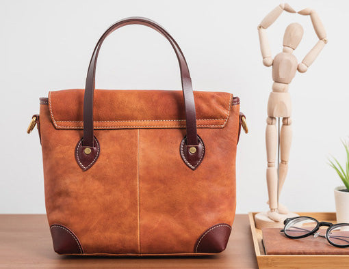 Taiwan Lee Kee Leather Goods Lee Kee original handmade leather high quality hand rubbed vegetable tanned leather crossbody bag No. 17802 original handmade leather goods