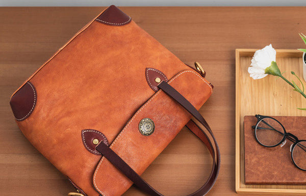 Taiwan Lee Kee Leather Goods Lee Kee original handmade leather high quality hand rubbed vegetable tanned leather crossbody bag No. 17802 original handmade leather goods