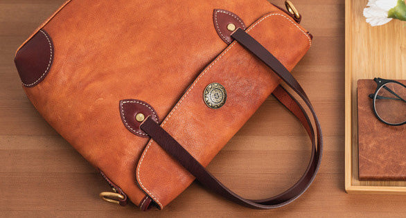 Taiwan Lee Kee Leather Goods Lee Kee original handmade leather high quality hand rubbed vegetable tanned leather crossbody bag No. 17802 original handmade leather goods