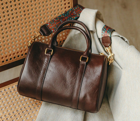 台灣李記皮具 李記 原創真皮手工 經典 復古休閒 寬肩帶枕頭包22408號原創手工真皮 皮件