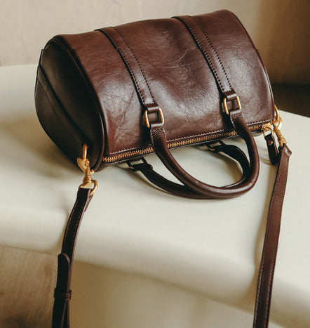 台灣李記皮具 李記 原創真皮手工 經典 復古休閒 寬肩帶枕頭包22408號原創手工真皮 皮件