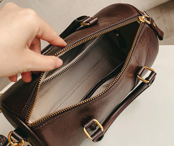 台灣李記皮具 李記 原創真皮手工 經典 復古休閒 寬肩帶枕頭包22408號原創手工真皮 皮件