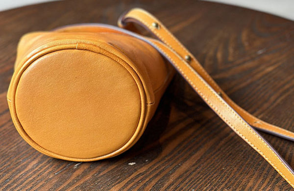 台灣李記皮具 李記 原創真皮手工                            韓版ハ精緻簡約で迷你水桶包23015號原創手工真皮 皮件