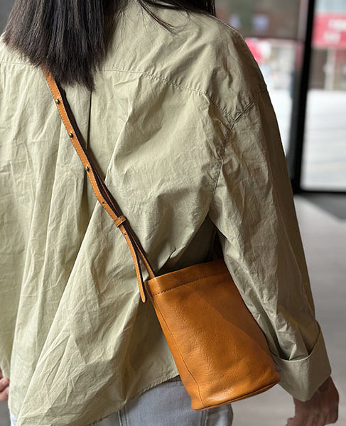 台灣李記皮具 李記 原創真皮手工                            韓版ハ精緻簡約で迷你水桶包23015號原創手工真皮 皮件