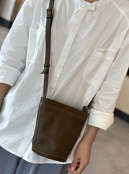 台灣李記皮具 李記 原創真皮手工                            韓版ハ精緻簡約で迷你水桶包23015號原創手工真皮 皮件