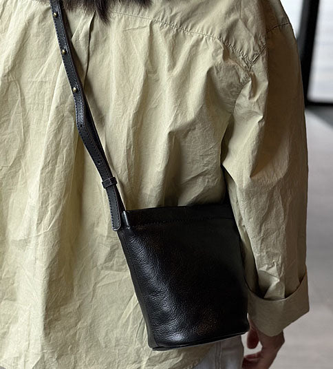 台灣李記皮具 李記 原創真皮手工                            韓版ハ精緻簡約で迷你水桶包23015號原創手工真皮 皮件