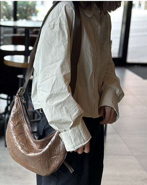 台灣李記皮具 李記 原創真皮手工 秋冬の餃子バッグ本革手抓紋胸包23028號原創手工真皮 皮件