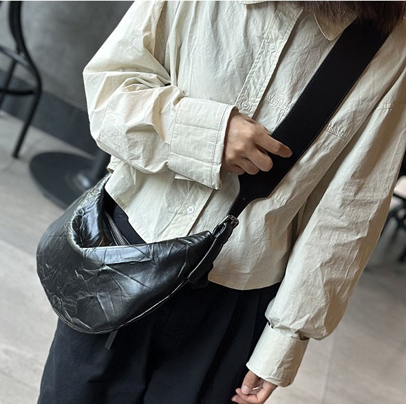 台灣李記皮具 李記 原創真皮手工 秋冬の餃子バッグ本革手抓紋胸包23028號原創手工真皮 皮件