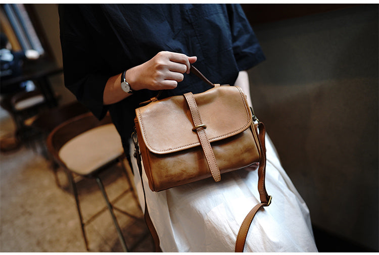 สินค้าเครื่องหนัง Lee Kee ของไต้หวัน Lee Kee หนังแท้ทำมือต้นฉบับ帯ตกแต่งด้วยองค์ประกอบり人気のถุง Messenger สี่เหลี่ยมแนวนอนยาวหมายเลข M1055 กระเป๋าหนังวัวชั้นแรกหนังทำด้วยมือของแท้สินค้าเครื่องหนัง