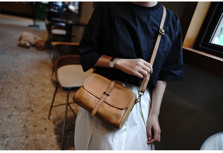 สินค้าเครื่องหนัง Lee Kee ของไต้หวัน Lee Kee หนังแท้ทำมือต้นฉบับ帯ตกแต่งด้วยองค์ประกอบり人気のถุง Messenger สี่เหลี่ยมแนวนอนยาวหมายเลข M1055 กระเป๋าหนังวัวชั้นแรกหนังทำด้วยมือของแท้สินค้าเครื่องหนัง