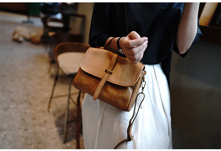 สินค้าเครื่องหนัง Lee Kee ของไต้หวัน Lee Kee หนังแท้ทำมือต้นฉบับ帯ตกแต่งด้วยองค์ประกอบり人気のถุง Messenger สี่เหลี่ยมแนวนอนยาวหมายเลข M1055 กระเป๋าหนังวัวชั้นแรกหนังทำด้วยมือของแท้สินค้าเครื่องหนัง