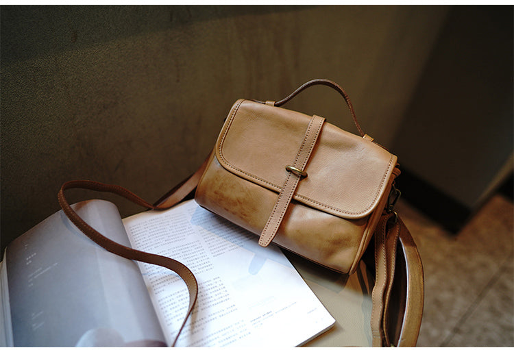 สินค้าเครื่องหนัง Lee Kee ของไต้หวัน Lee Kee หนังแท้ทำมือต้นฉบับ帯ตกแต่งด้วยองค์ประกอบり人気のถุง Messenger สี่เหลี่ยมแนวนอนยาวหมายเลข M1055 กระเป๋าหนังวัวชั้นแรกหนังทำด้วยมือของแท้สินค้าเครื่องหนัง