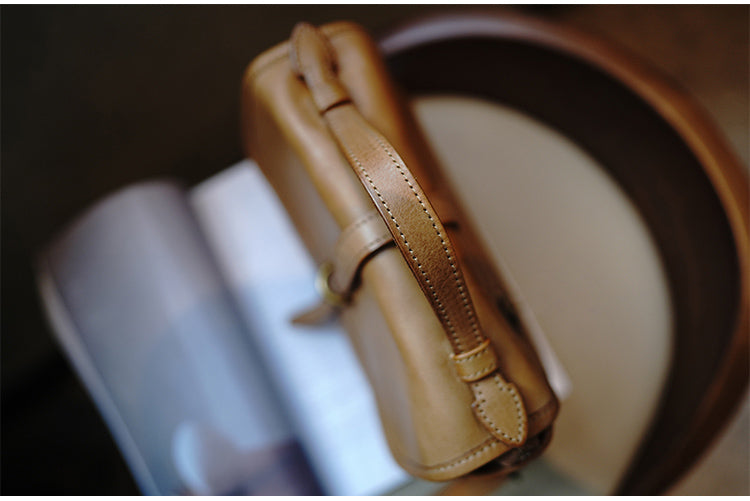 สินค้าเครื่องหนัง Lee Kee ของไต้หวัน Lee Kee หนังแท้ทำมือต้นฉบับ帯ตกแต่งด้วยองค์ประกอบり人気のถุง Messenger สี่เหลี่ยมแนวนอนยาวหมายเลข M1055 กระเป๋าหนังวัวชั้นแรกหนังทำด้วยมือของแท้สินค้าเครื่องหนัง