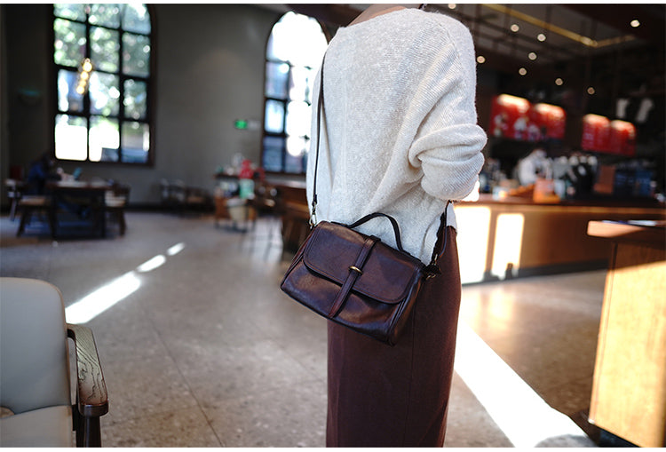 สินค้าเครื่องหนัง Lee Kee ของไต้หวัน Lee Kee หนังแท้ทำมือต้นฉบับ帯ตกแต่งด้วยองค์ประกอบり人気のถุง Messenger สี่เหลี่ยมแนวนอนยาวหมายเลข M1055 กระเป๋าหนังวัวชั้นแรกหนังทำด้วยมือของแท้สินค้าเครื่องหนัง