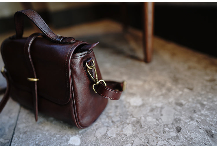 สินค้าเครื่องหนัง Lee Kee ของไต้หวัน Lee Kee หนังแท้ทำมือต้นฉบับ帯ตกแต่งด้วยองค์ประกอบり人気のถุง Messenger สี่เหลี่ยมแนวนอนยาวหมายเลข M1055 กระเป๋าหนังวัวชั้นแรกหนังทำด้วยมือของแท้สินค้าเครื่องหนัง