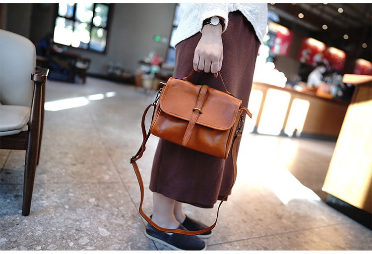 สินค้าเครื่องหนัง Lee Kee ของไต้หวัน Lee Kee หนังแท้ทำมือต้นฉบับ帯ตกแต่งด้วยองค์ประกอบり人気のถุง Messenger สี่เหลี่ยมแนวนอนยาวหมายเลข M1055 กระเป๋าหนังวัวชั้นแรกหนังทำด้วยมือของแท้สินค้าเครื่องหนัง