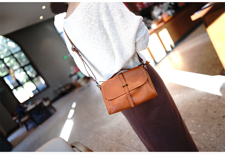 สินค้าเครื่องหนัง Lee Kee ของไต้หวัน Lee Kee หนังแท้ทำมือต้นฉบับ帯ตกแต่งด้วยองค์ประกอบり人気のถุง Messenger สี่เหลี่ยมแนวนอนยาวหมายเลข M1055 กระเป๋าหนังวัวชั้นแรกหนังทำด้วยมือของแท้สินค้าเครื่องหนัง